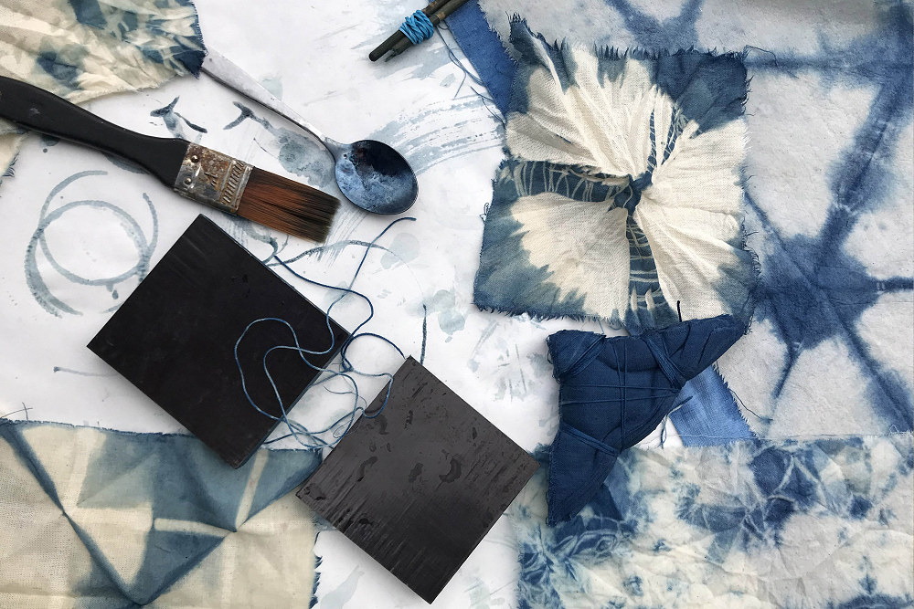 Workshop mit Anette Rega: INDIGO & SHIBORI - Einführung in das Blaufärben auf Stoff & Papier Workshop mit Anette Rega: INDIGO & SHIBORI - Einführung in das Blaufärben auf Stoff & Papier